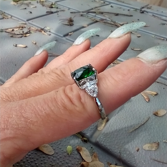Jewelry - Women's marked 925 green stone ring size 7
